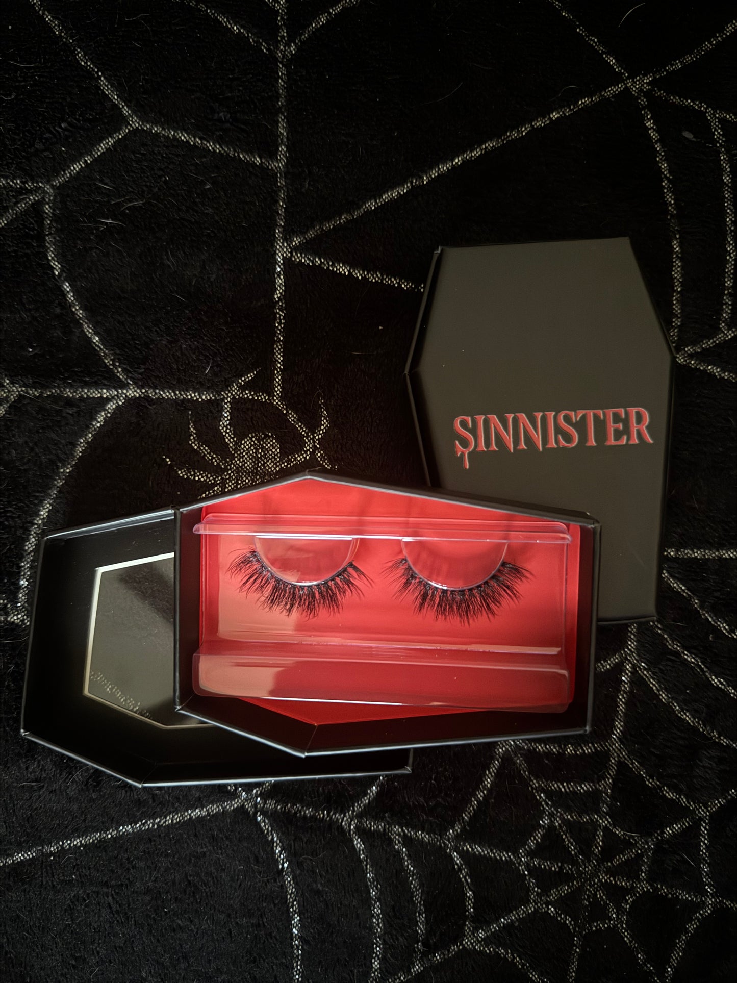 “Vampira” Lashes